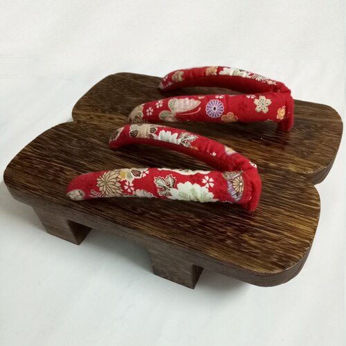 Tono de sandalias de geta plana
