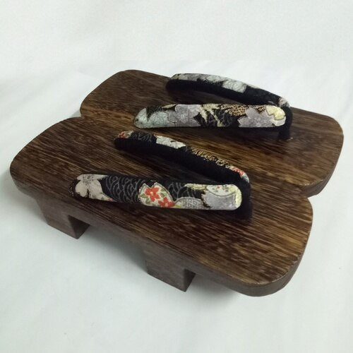 Tono de sandalias de geta plana