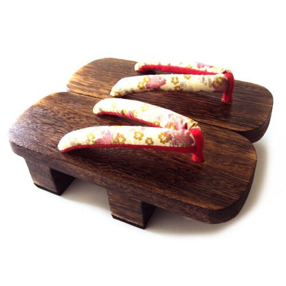 Tono de sandalias de geta plana