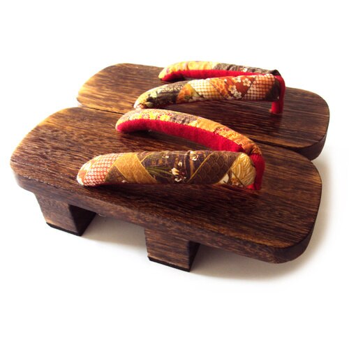 Tono de sandalias de geta plana